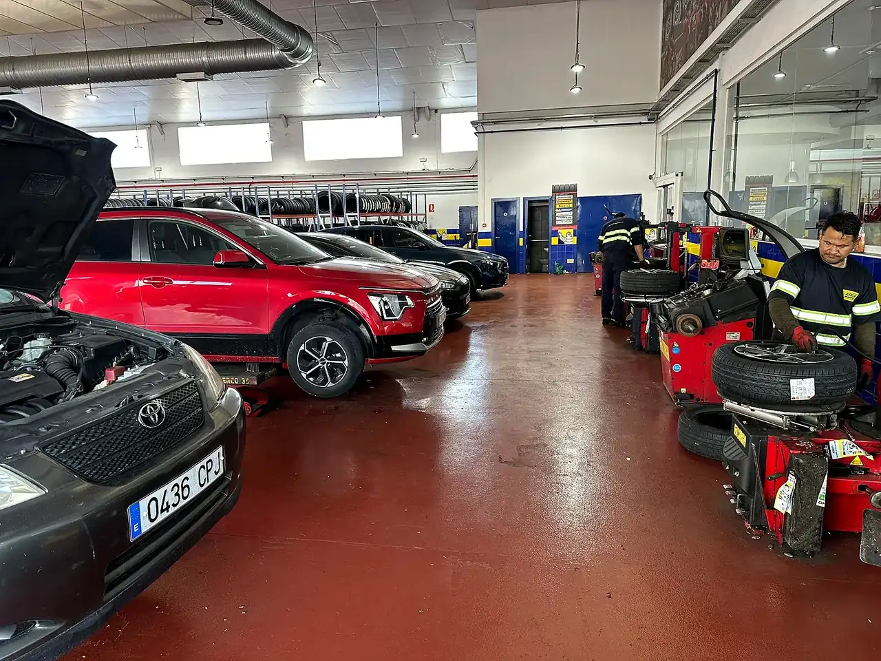 Interior del taller de mecánica Aikon con coche en elevador